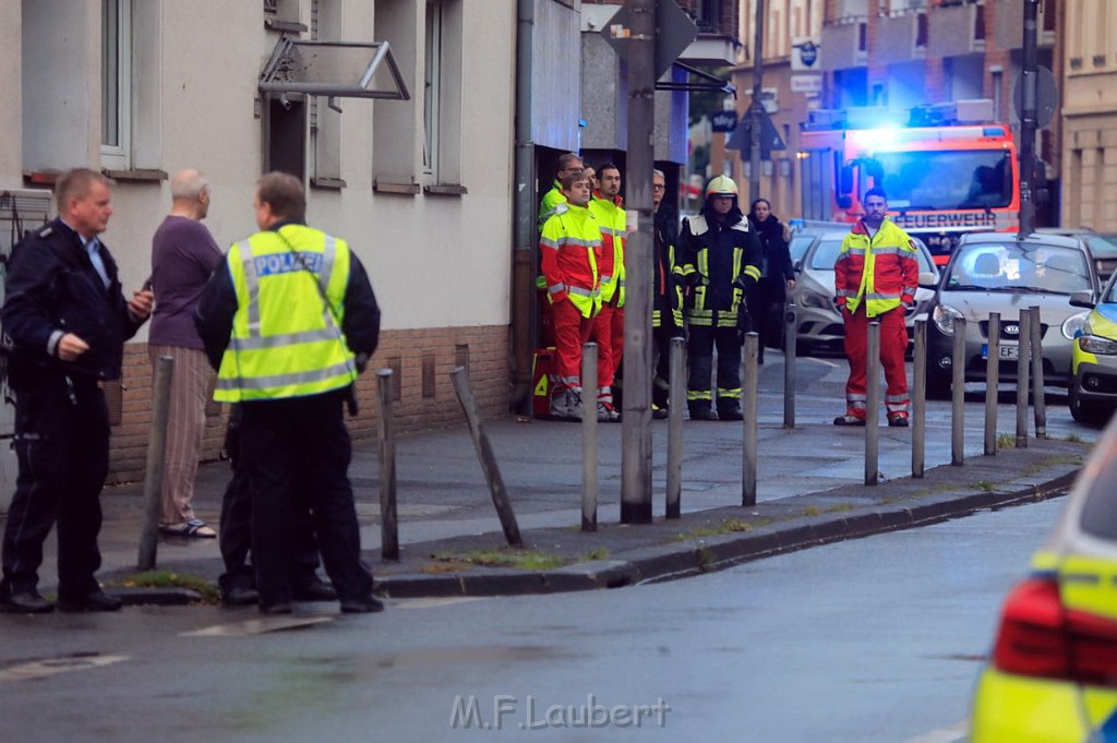 Einsatz BF Pol SEK Bedrohungslage Koeln Buchheim Herlerstr P11.jpg